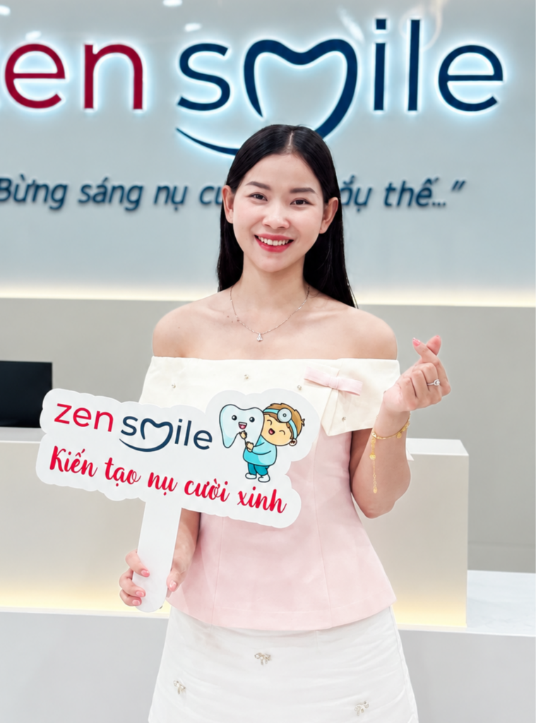  sử dụng dịch vụ Trong thế giới giải trí, nơi mỗi khoảnh khắc có thể xuất hiện trước công chúng, một nụ cười đẹp không đơn thuần là lợi thế ngoại hình — đó còn là sự tự tin, là năng lượng toả ra từ bên trong. Với người mẫu – diễn viên Cẩm Tiên, hành trình tìm lại nụ cười rạng ngời bắt đầu một cách rất tự nhiên: cô theo chân mẹ đến với Zensmile.

Hơn một tháng trước, mẹ của Cẩm Tiên đã thực hiện trồng Implant tại Zensmile và hoàn toàn hài lòng với kết quả. Sự nhẹ nhàng trong quy trình, cảm giác êm ái khi điều trị và tinh thần tận tâm của đội ngũ bác sĩ khiến bà tin tưởng giới thiệu Zensmile cho con gái mình. Và đó cũng chính là lý do Cẩm Tiên quyết định: “Mình sẽ đến Zensmile để tìm giải pháp cho nụ cười của mình.” tại Nha khoa Zensmile