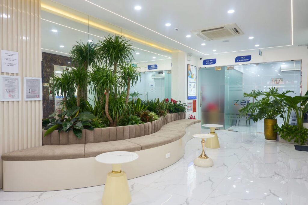 Sảnh ngồi chờ xanh mát tại Zensmile